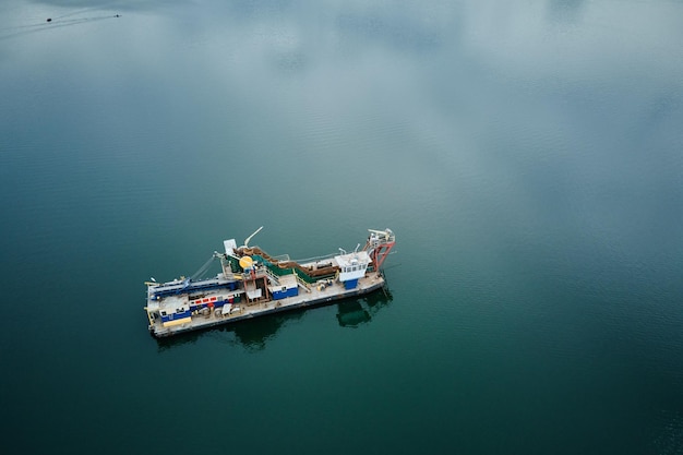 Vista aerea della nave per l'estrazione della sabbia nell'estrazione della sabbia del lago