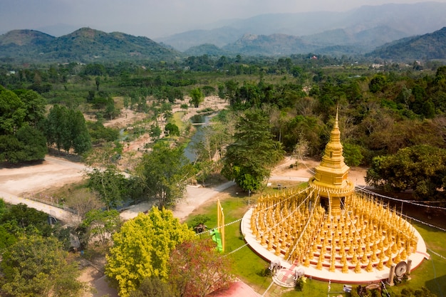 Vista aerea della pagoda buddista dell'oro a saraburi centrale della thailandia