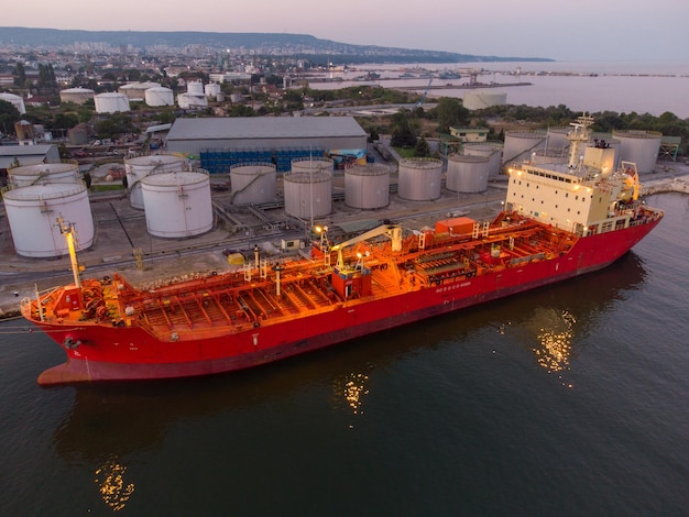 Vista aerea della petroliera e della nave gpl al porto industriale al tramonto