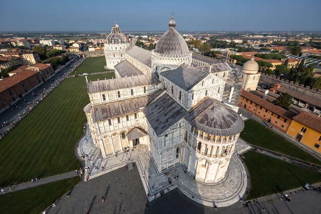 Vista aerea della Piazza del Duomo con la Cattedrale di Pisa e l'ombra della Torre Pendente di Pisa Italia