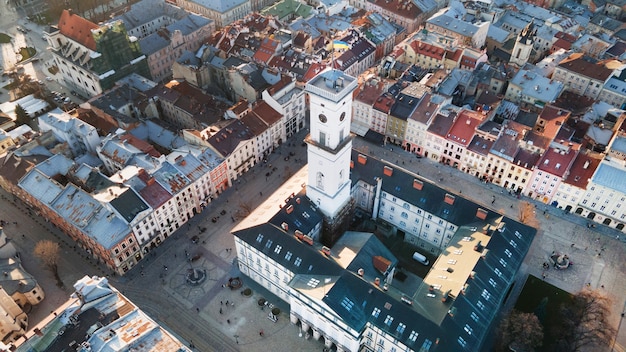 Vista aerea della piazza del mercato nella città vecchia di Lviv, Ucraina. Municipio con bandiera nazionale ucraina e piazza del mercato