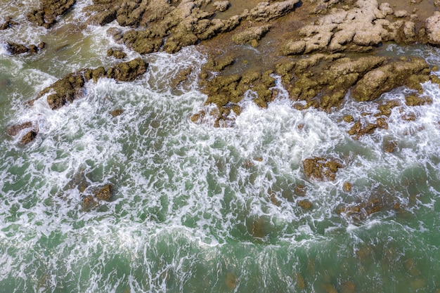 Vista aerea della pietra del mare e della roccia dell'acqua della spruzzata