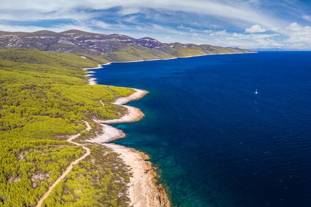 Vista aerea della pittoresca baia verde dell'isola di Hvar in Croazia