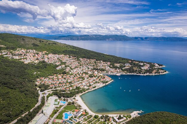 Vista aerea della pittoresca città costiera di Rabac, in Croazia