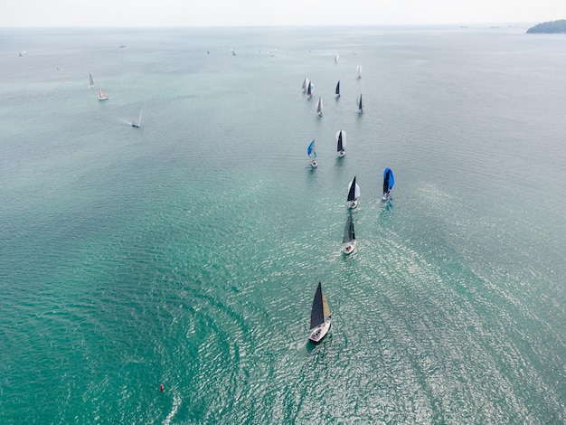 Vista aerea della regata di barche a vela sul mare