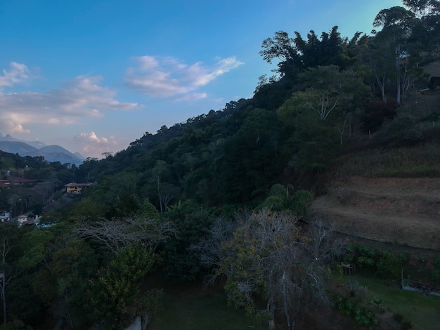 Vista aerea della regione montagnosa di itaipava petrpolis di rio de janeiro brasile drone foto