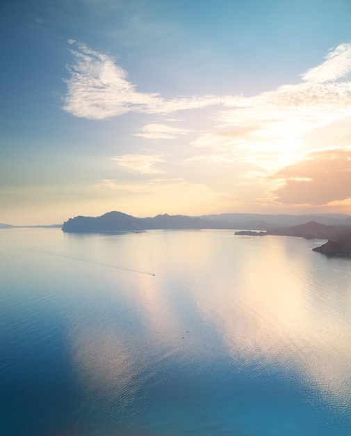 Vista aerea della riva del mare