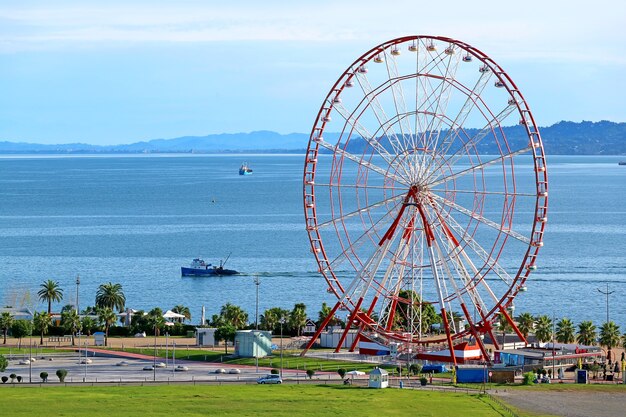 Vista aerea della ruota panoramica della città di batumi sulla costa del mar nero adjara regione della georgia