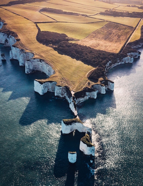 Vista aerea della scogliera dal mare