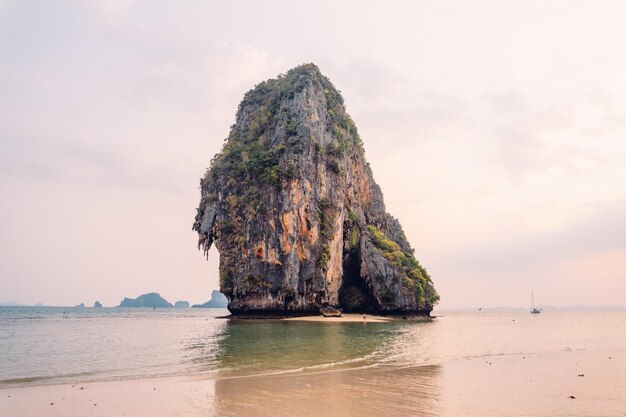 Vista aerea della spiaggia al tramonto Railay Beach provincia di Krabi