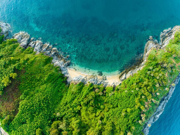 Vista aerea della spiaggia con le montagne a Phuket Thailandia Bella vista della costa in mare aperto nella stagione estivaNatura Ambiente e viaggi sfondo