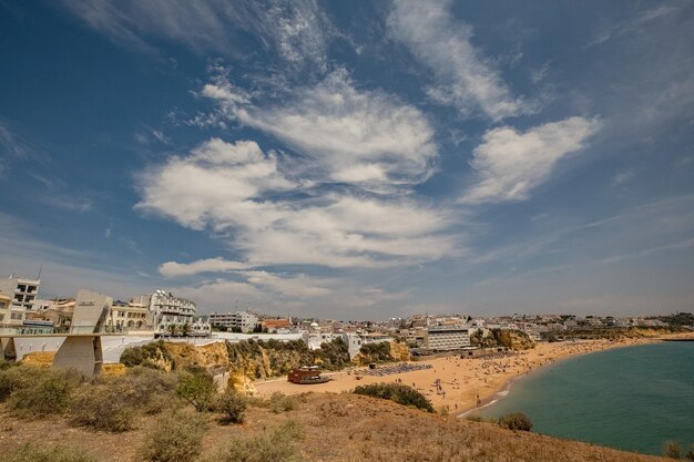 Vista aerea della spiaggia di Albufeira Praia do Peneco Portogallo meridionale