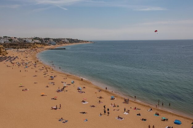 Vista aerea della spiaggia di Albufeira Praia do Peneco Portogallo meridionale