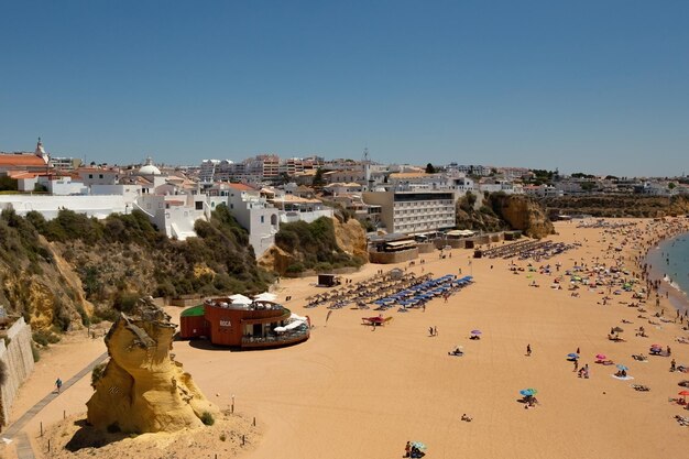 Vista aerea della spiaggia di Albufeira Praia do Peneco Portogallo meridionale