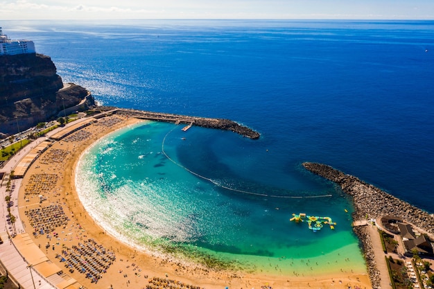 Vista aerea della spiaggia di Amadores sull'isola di Gran Canaria in Spagna