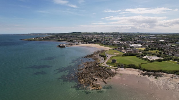 Vista aerea della spiaggia di Balbriggan, contea di Dublino, Irlanda