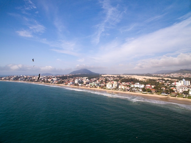 Vista aerea della spiaggia di Ingleses a Florianopolis, Brasile.