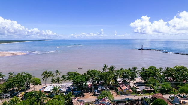 Vista aerea della spiaggia di Itacare Bahia Brasile Villaggio con barche da pesca e vecchio faro