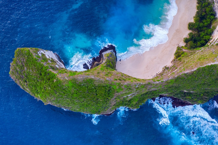 Vista aerea della spiaggia di Kelingking nell'isola di Nusa Penida, Bali in Indonesia.