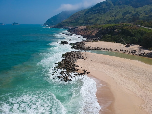 Vista aerea della spiaggia di Macumba, Rio de Janeiro, Brasile. Foto di drone.