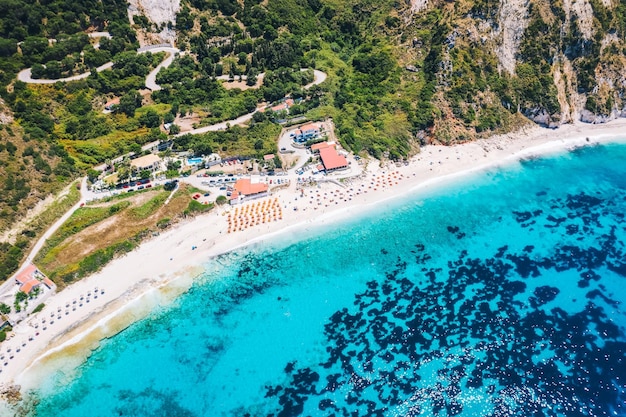 Vista aerea della spiaggia di Petani sull'isola di Cefalonia in Grecia