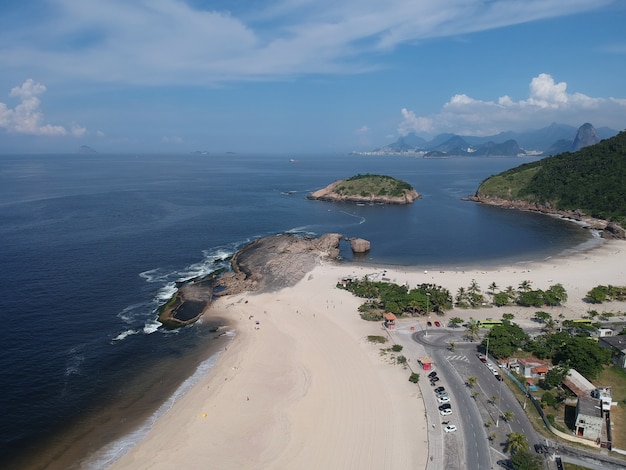 Vista aerea della spiaggia di Piratininga a NiterÃƒÂƒÃ‚Â³i, Rio de Janeiro. Giorno soleggiato. Foto del drone.