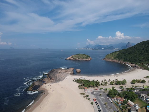 Vista aerea della spiaggia di Piratininga a NiterÃƒÂƒÃ‚Â³i, Rio de Janeiro. Giorno soleggiato. Foto del drone.