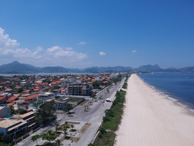 Vista aerea della spiaggia di Piratininga a NiterÃƒÂƒÃ‚Â³i, Rio de Janeiro. Giorno soleggiato. Foto del drone.