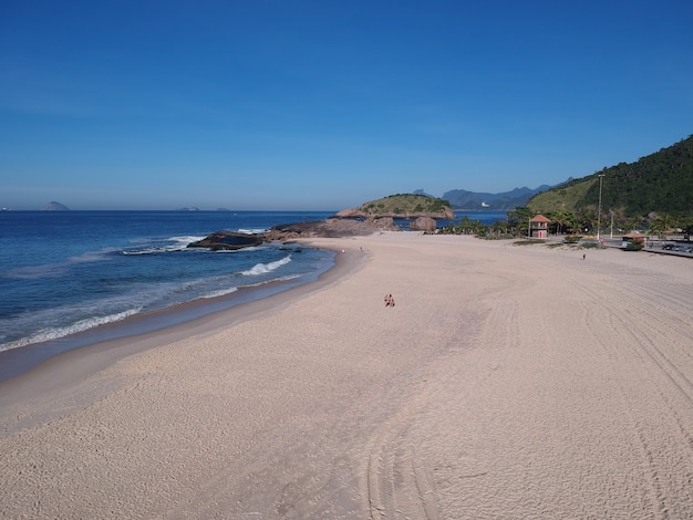 Vista aerea della spiaggia di Piratininga a NiterÃƒÂƒÃ‚Â³i, Rio de Janeiro. Giorno soleggiato. Foto del drone.