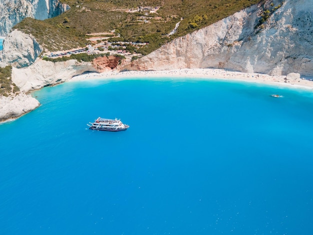 Vista aerea della spiaggia di porto katsiki con persone in barca da crociera che si divertono