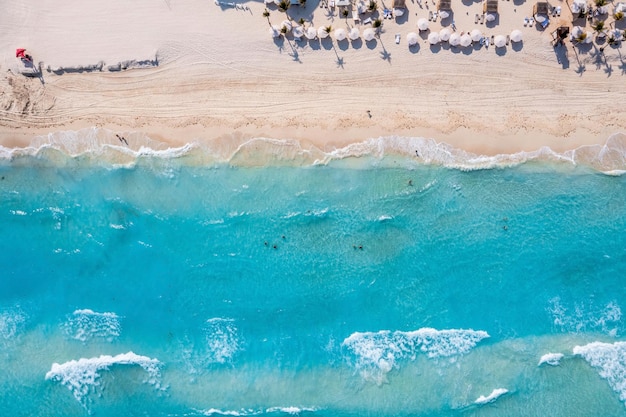 Vista aerea della spiaggia di Punta Norte, Cancun, Messico. Bellissima spiaggia con hotel di lusso vicino al Mar dei Caraibi a Cancun, in Messico.