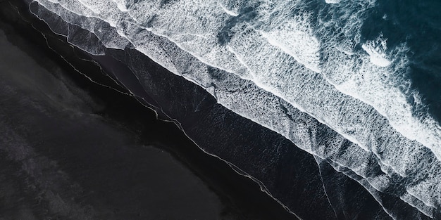 Vista aerea della spiaggia di sabbia nera islandese