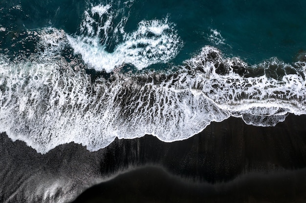 Vista aerea della spiaggia di sabbia nera