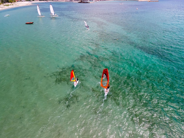 Vista aerea della spiaggia di vasiliki windsurf isola di Lefkada Grecia copia spazio