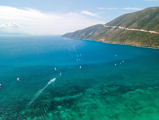 Vista aerea della spiaggia di vasiliki windsurf isola di Lefkada in Grecia