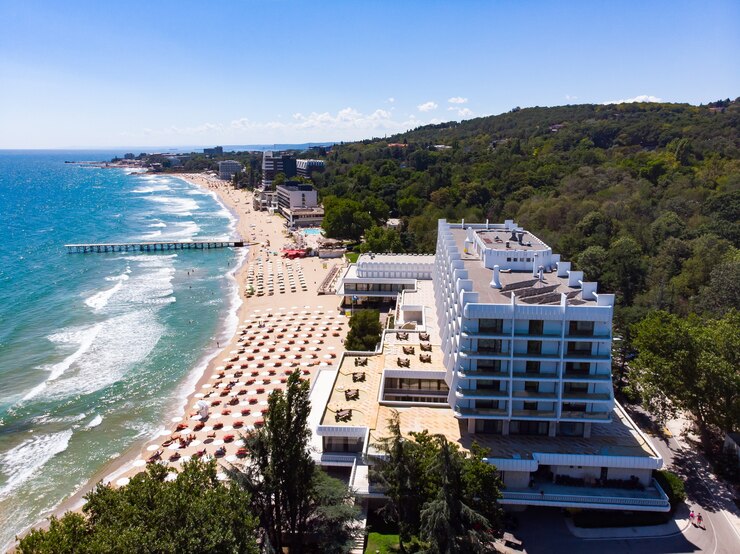 Vista aerea della spiaggia e degli hotel vicino a Varna e Golden Sands, Zlatni Piasaci