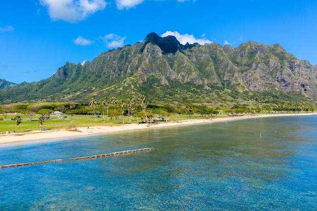 Vista aerea della spiaggia e del parco di Kualoa con le montagne Ko'olau sullo sfondo