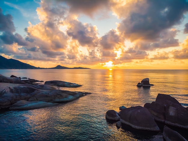 vista aerea della spiaggia e mare o oceano nell&#39;isola di koh samui