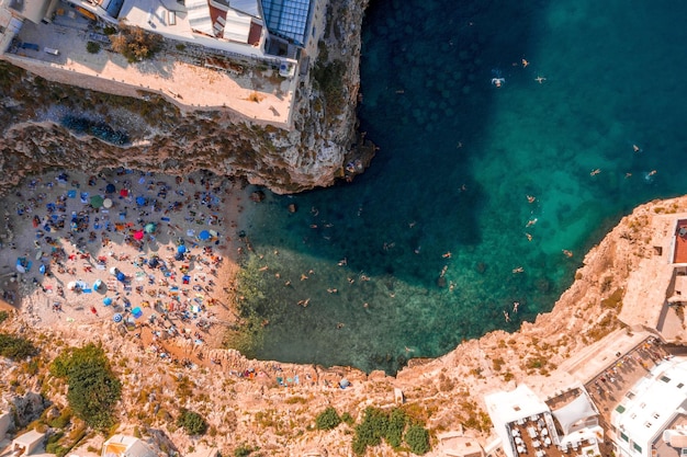 Vista aerea della spiaggia lama monachile cala porto nella città italiana Polignano a Mare.