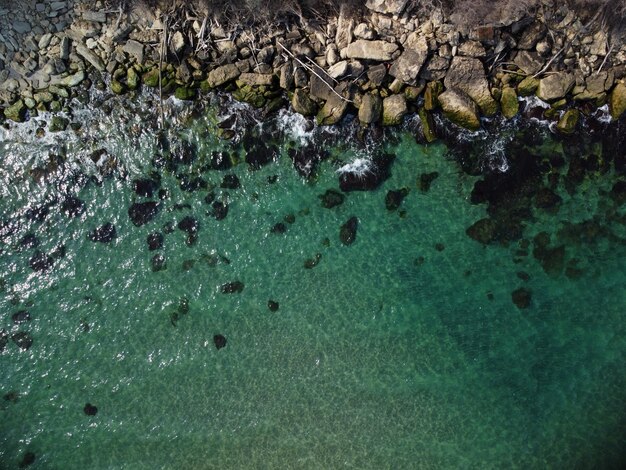 Vista aerea della spiaggia rocciosa e delle onde del mare