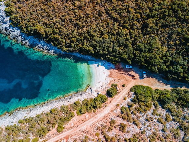 Vista aerea della spiaggia selvaggia alle vacanze estive della Grecia dell'isola di lefkada