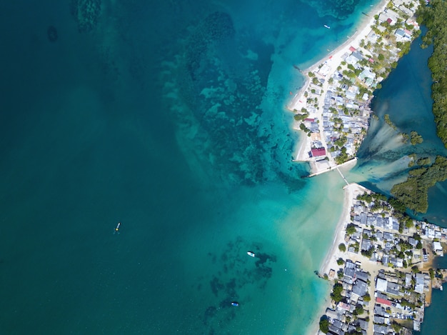 Vista aerea della spiaggia su una penisola