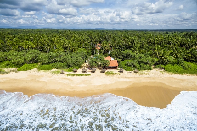 Vista aerea della spiaggia tropicale