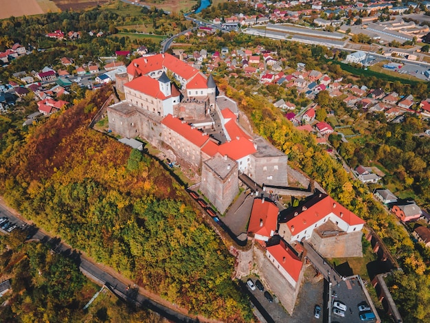 Vista aerea della stagione autunnale del castello di palanok