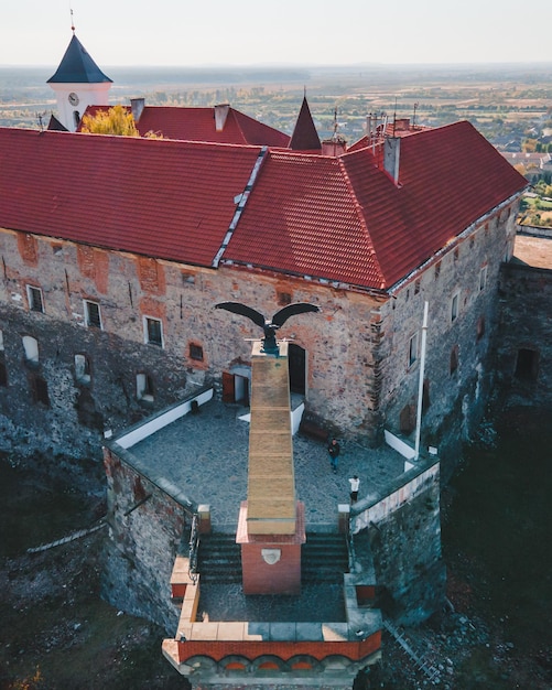 Vista aerea della stagione autunnale del castello di palanok
