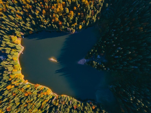 Vista aerea della stagione autunnale del lago dei Carpazi