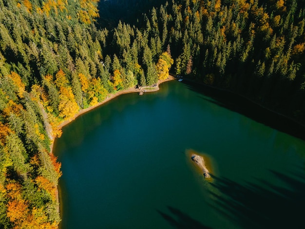 Vista aerea della stagione autunnale del lago dei Carpazi