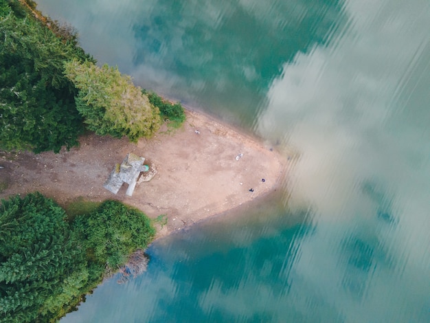 Vista aerea della stagione autunnale del lago synevyr dei Carpazi