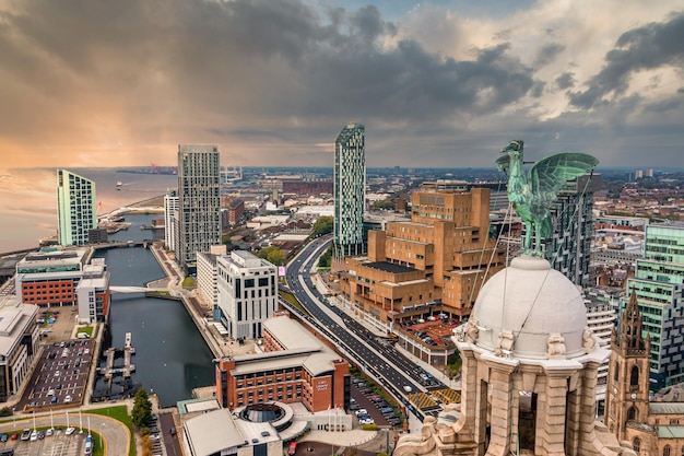 Vista aerea della statua degli uccelli del fegato scattata all'alba sulla città di Liverpool in Inghilterra.