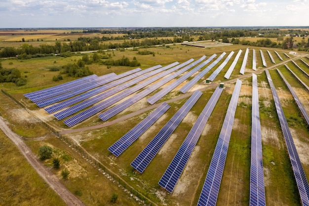 Vista aerea della stazione di pannelli solari nel campo. Concetto di fonti di energia rinnovabile.